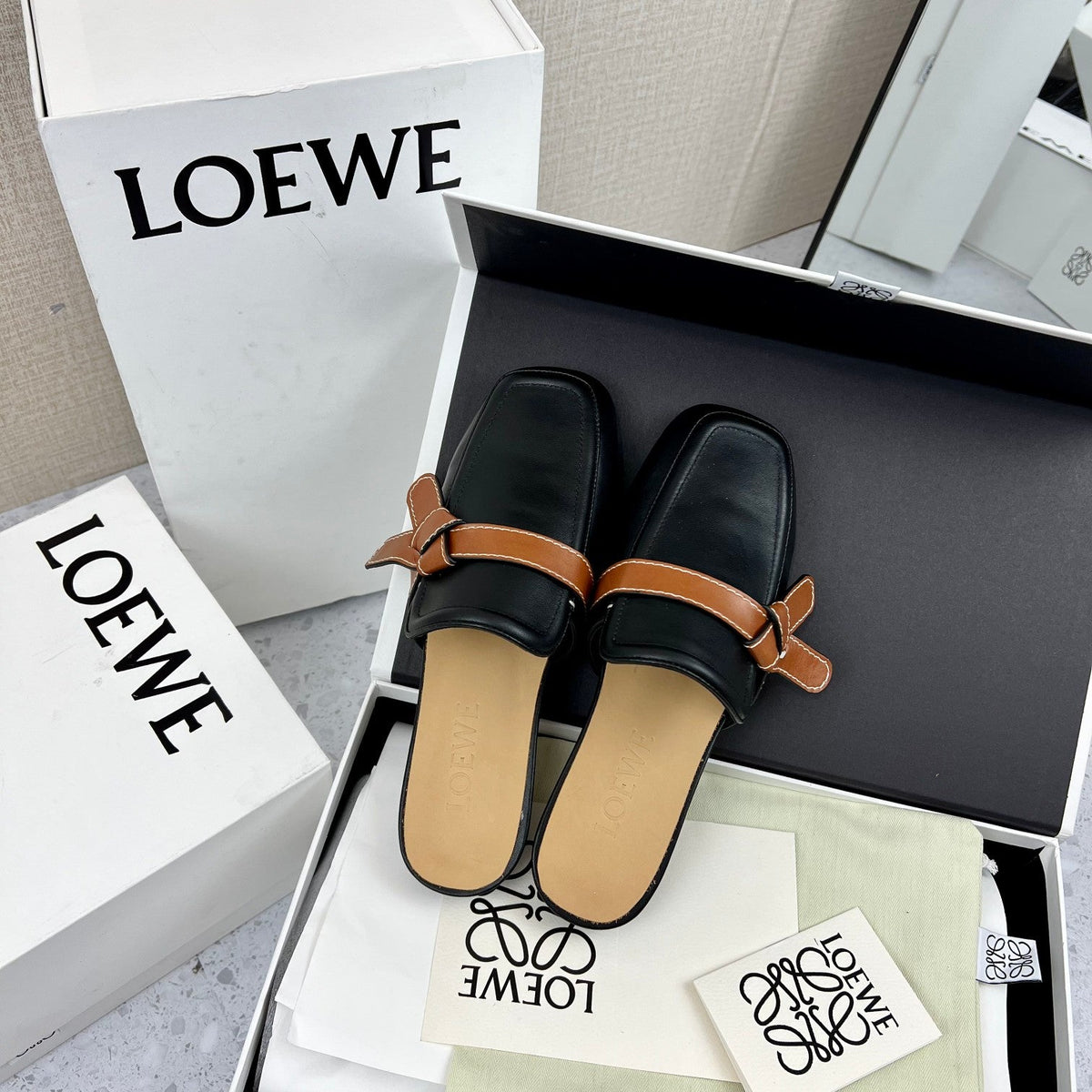 LW GATE BROWN BELTED MULE BLACK CALFSKIN
