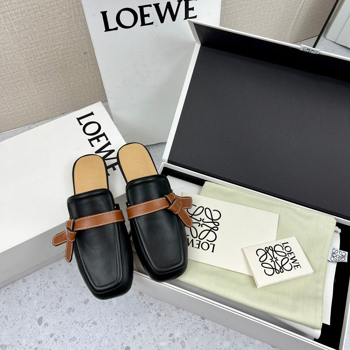 LW GATE BROWN BELTED MULE BLACK CALFSKIN