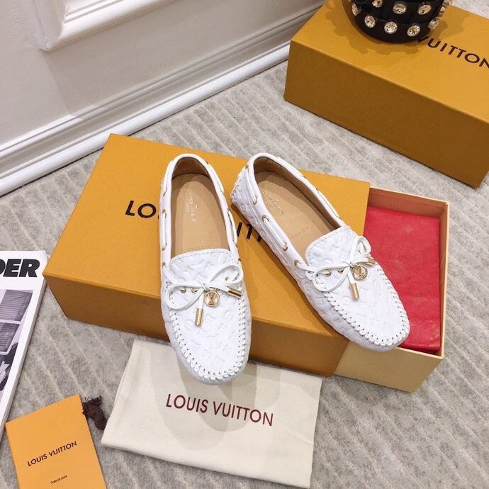 LV WOMEN'S DRIVER MOCCASIN IN WHITE EMBOSSED CALFSKIN
