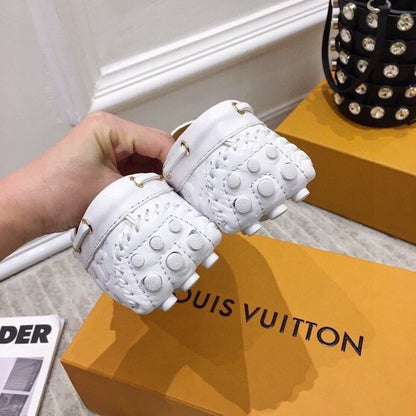 LV WOMEN'S DRIVER MOCCASIN IN WHITE EMBOSSED CALFSKIN