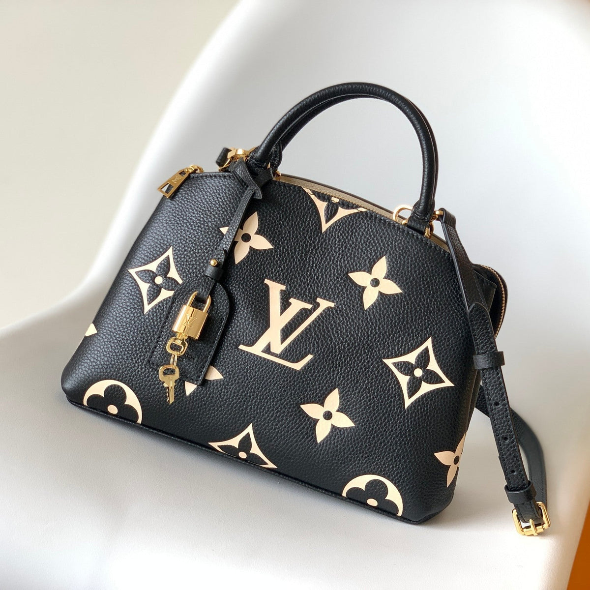 PETIT PALAIS PM MEDIUM SHOULDER BAG 29 IN BLACK MIX BEIGE EMBOSSED COWHIDE GOLD-TONE HARDWARE