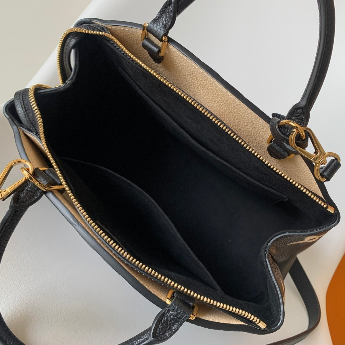 PETIT PALAIS PM MEDIUM SHOULDER BAG 29 IN BLACK MIX BEIGE EMBOSSED COWHIDE GOLD-TONE HARDWARE
