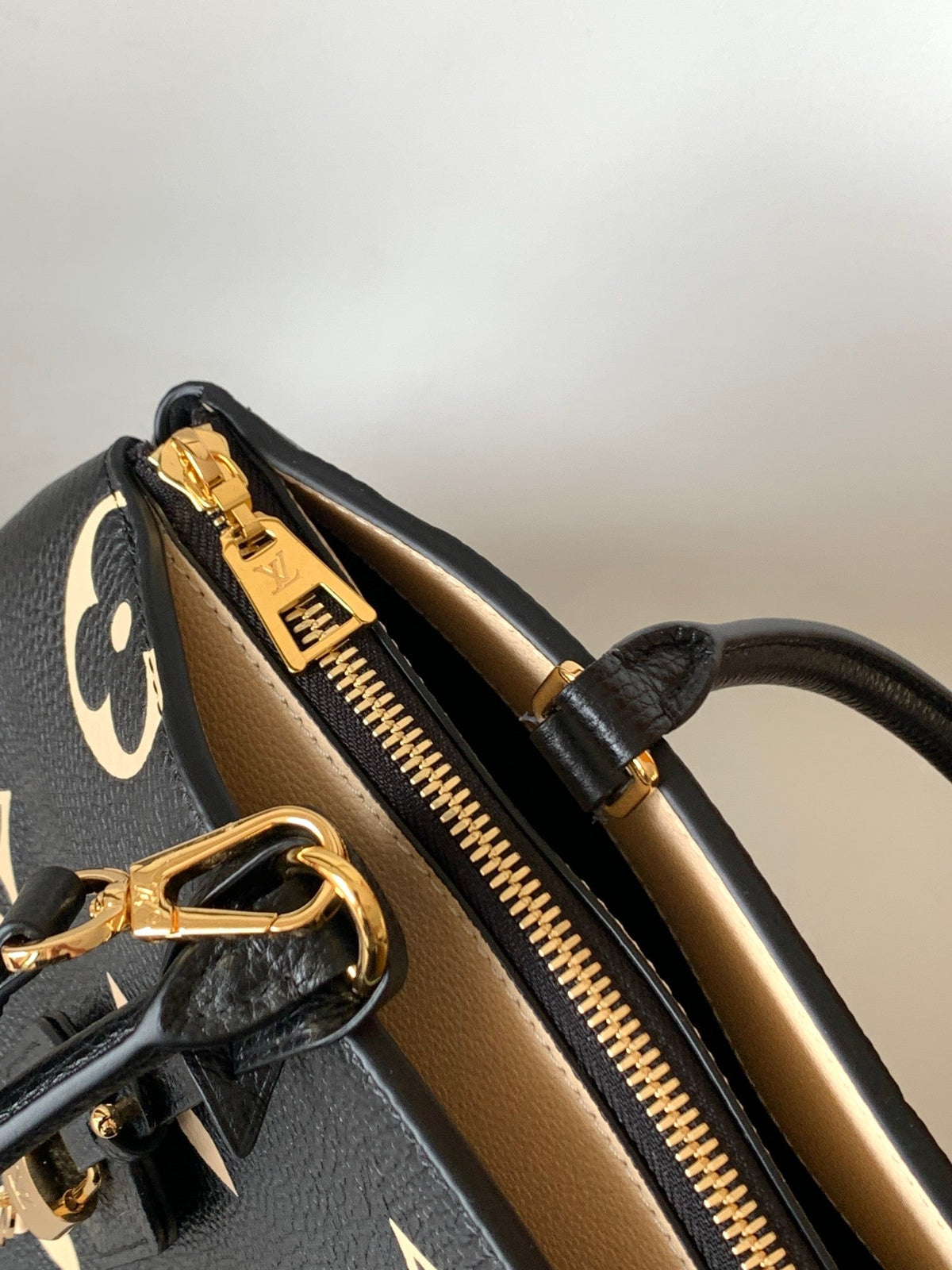 PETIT PALAIS PM LARGE SHOULDER BAG 34 IN BLACK MIX BEIGE EMBOSSED COWHIDE GOLD-TONE HARDWARE
