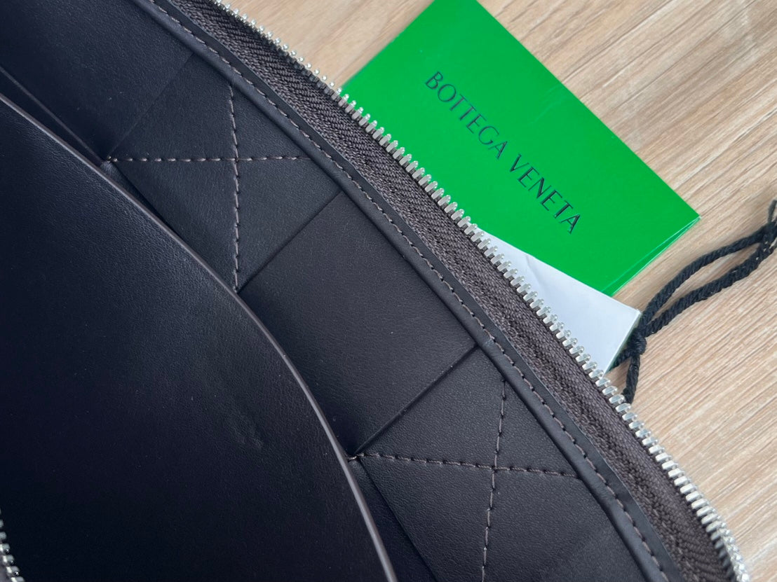 LARGE CASSETTE POUCH 35 IN BLACK CALFSKIN