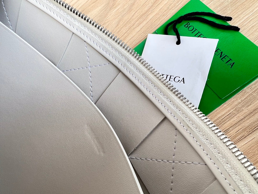 LARGE CASSETTE POUCH 35 IN WHITE CALFSKIN