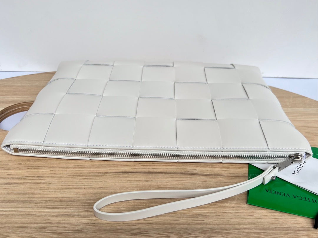 LARGE CASSETTE POUCH 35 IN WHITE CALFSKIN
