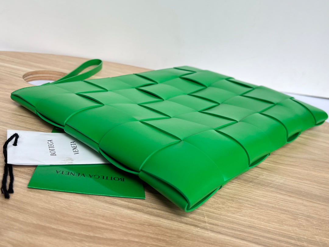 LARGE CASSETTE POUCH 35 IN MALACHITE GREEN CALFSKIN