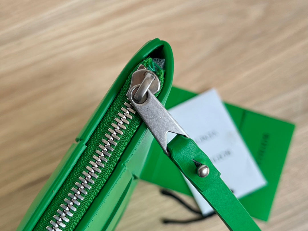 LARGE CASSETTE POUCH 35 IN MALACHITE GREEN CALFSKIN