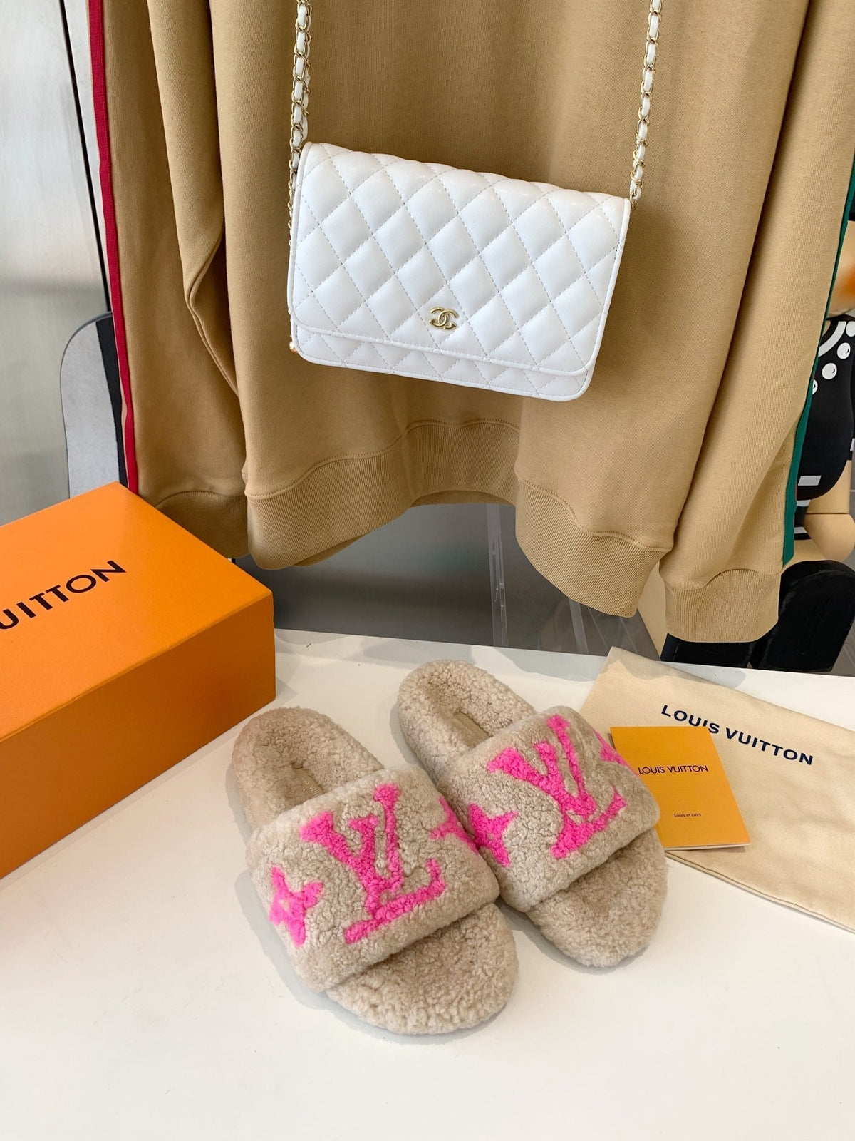 LV WOMEN'S PASEO FLAT SLIPPER IN BEIGE FLEECE WITH BRIGHT PINK LOGO