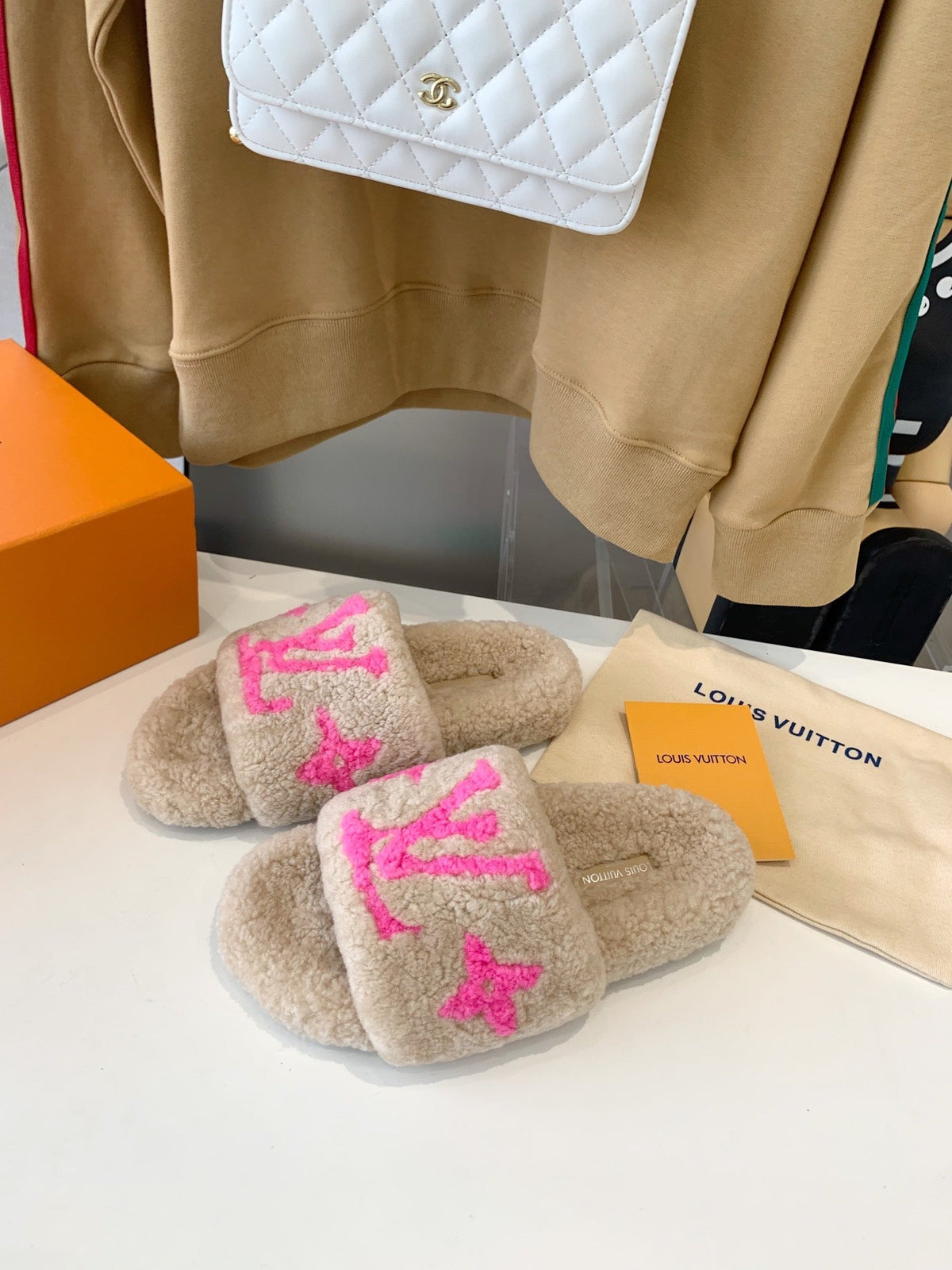 LV WOMEN'S PASEO FLAT SLIPPER IN BEIGE FLEECE WITH BRIGHT PINK LOGO