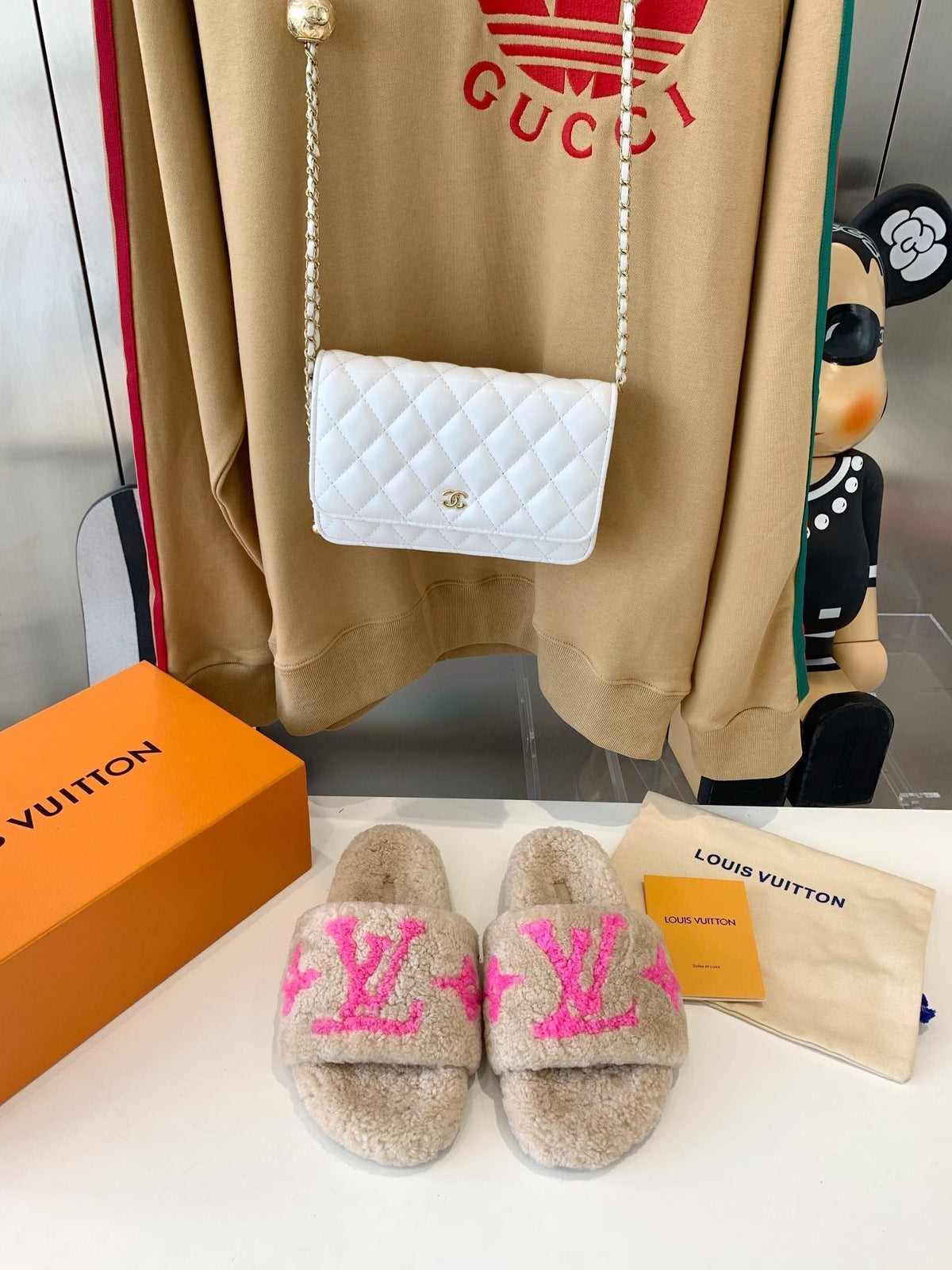 LV WOMEN'S PASEO FLAT SLIPPER IN BEIGE FLEECE WITH BRIGHT PINK LOGO