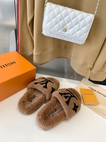 LV WOMEN'S PASEO FLAT SLIPPER IN CARAMEL BROWN FLEECE WITH BLACK LOGO