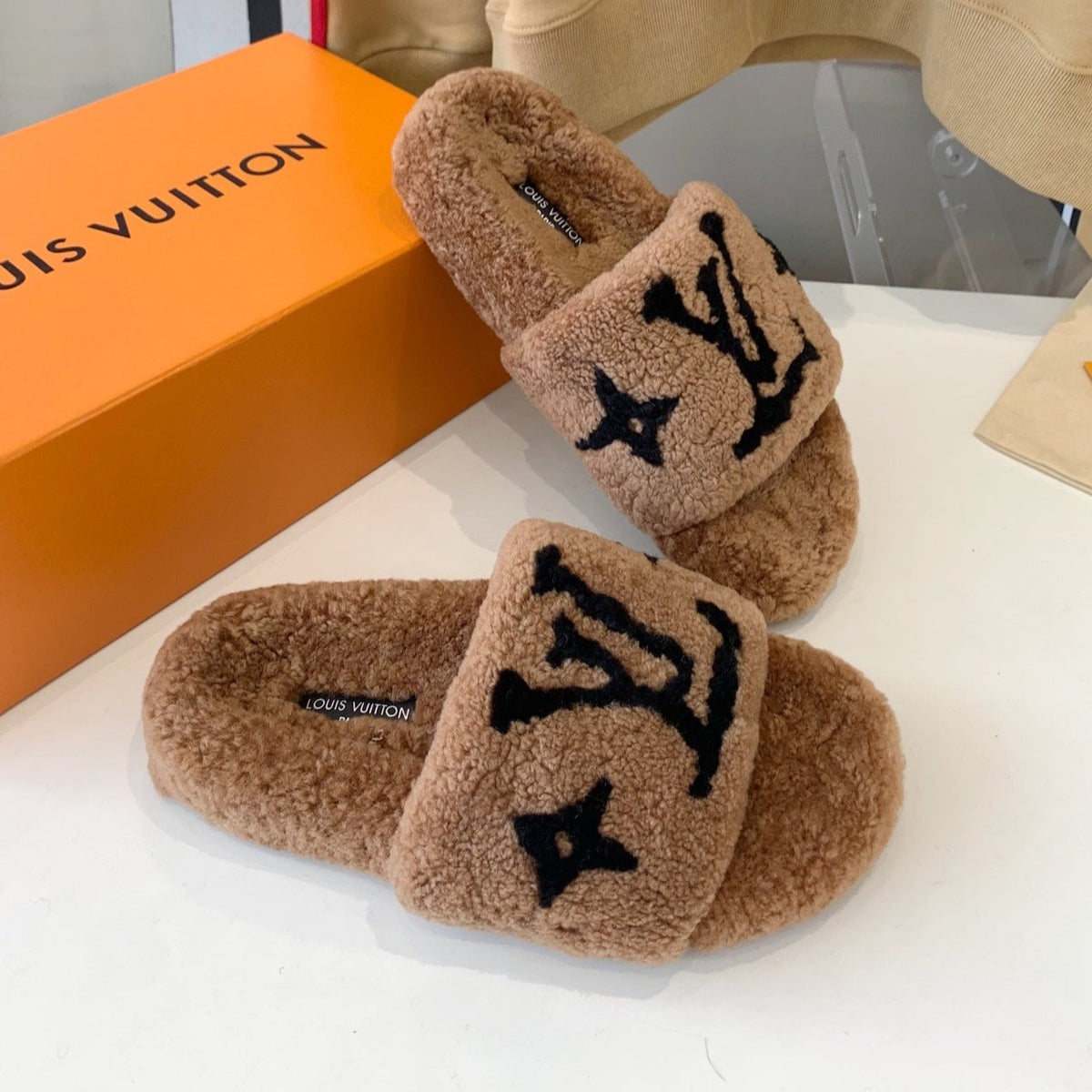 LV WOMEN'S PASEO FLAT SLIPPER IN CARAMEL BROWN FLEECE WITH BLACK LOGO