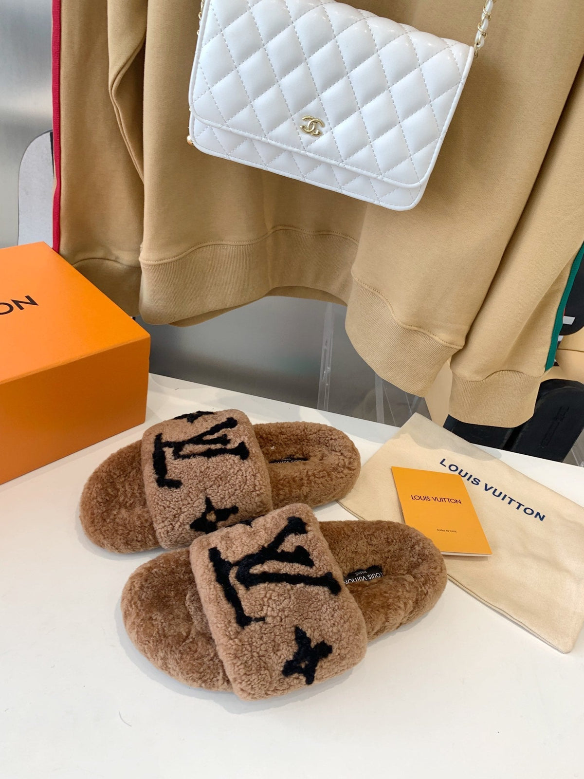 LV WOMEN'S PASEO FLAT SLIPPER IN CARAMEL BROWN FLEECE WITH BLACK LOGO