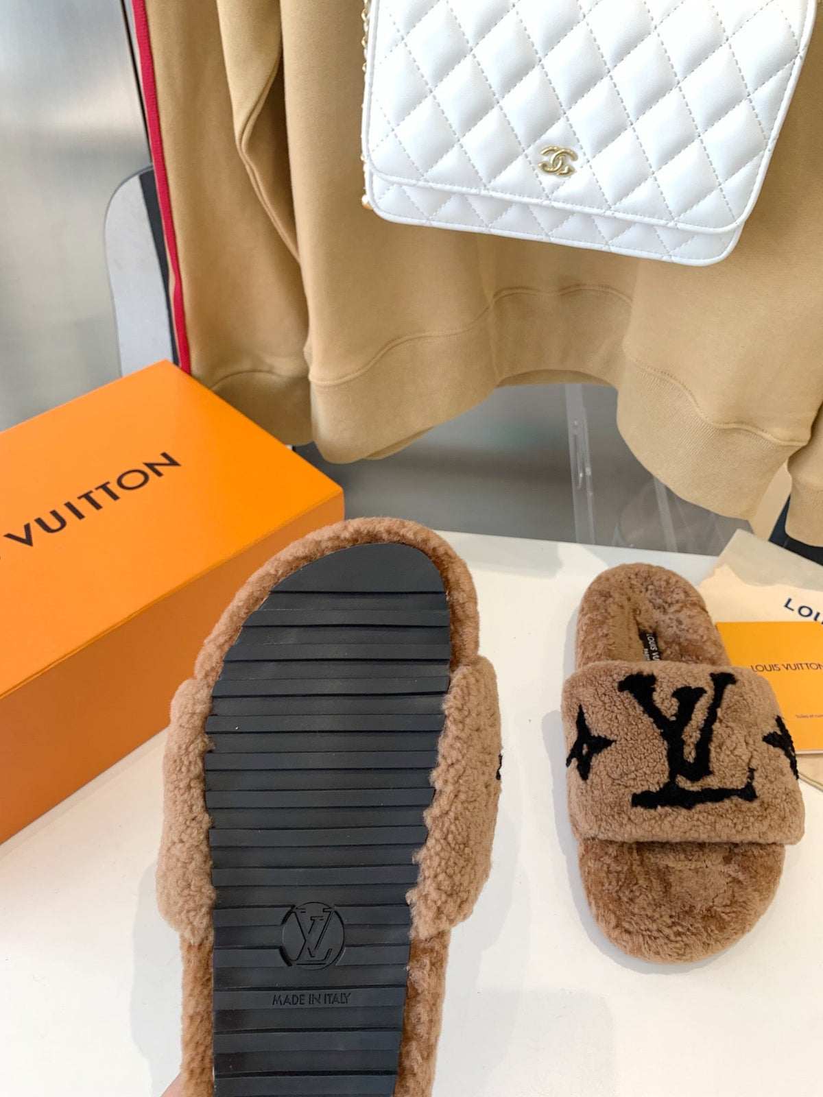 LV WOMEN'S PASEO FLAT SLIPPER IN CARAMEL BROWN FLEECE WITH BLACK LOGO