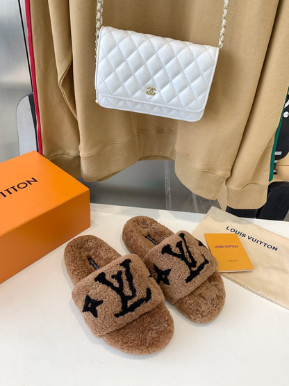 LV WOMEN'S PASEO FLAT SLIPPER IN CARAMEL BROWN FLEECE WITH BLACK LOGO