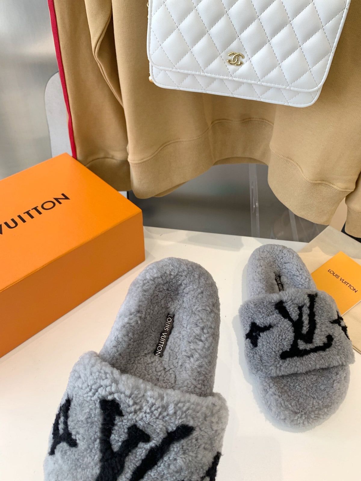 LV WOMEN'S PASEO FLAT SLIPPER IN GREY FLEECE WITH BLACK LOGO