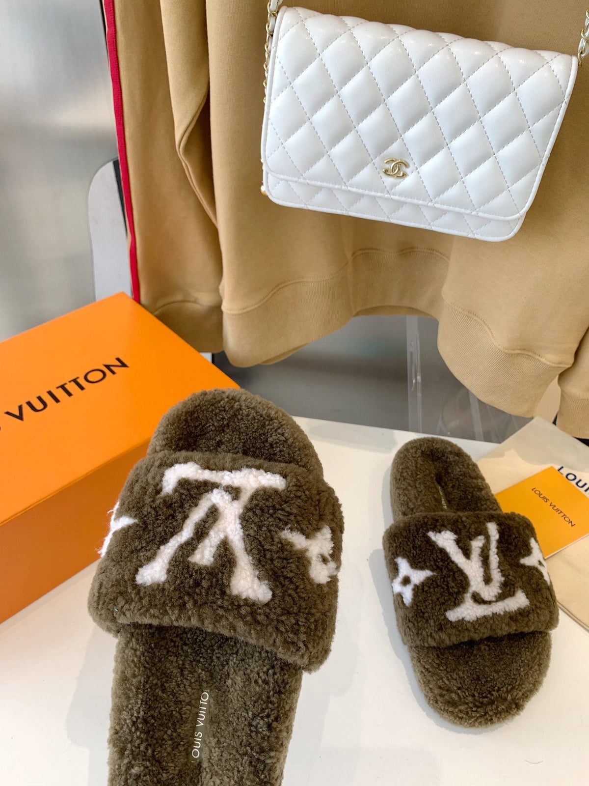 LV WOMEN'S PASEO FLAT SLIPPER IN OLIVE GREEN FLEECE WITH WHITE LOGO