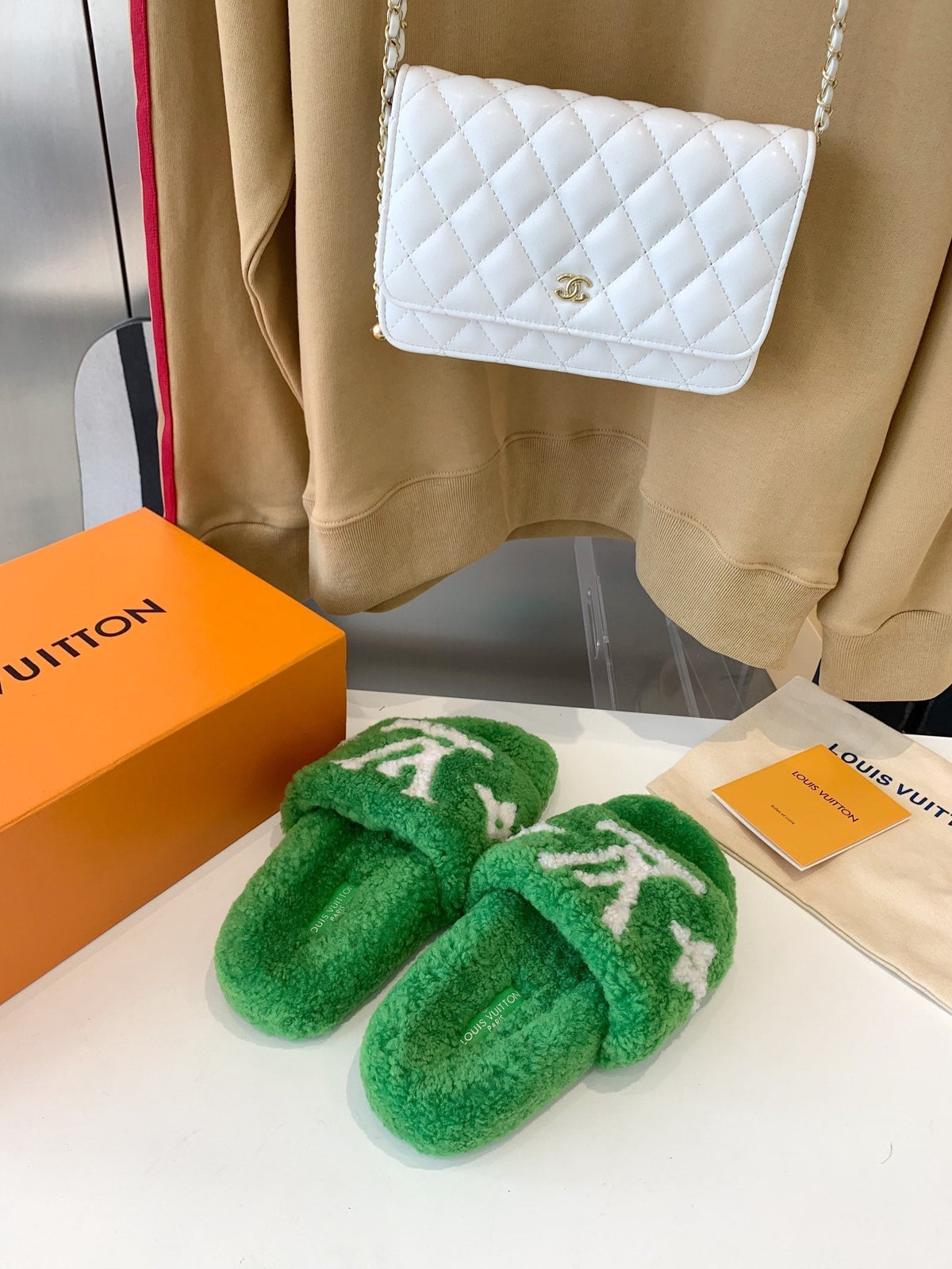 LV WOMEN'S PASEO FLAT SLIPPER IN GREEN FLEECE WITH WHITE LOGO