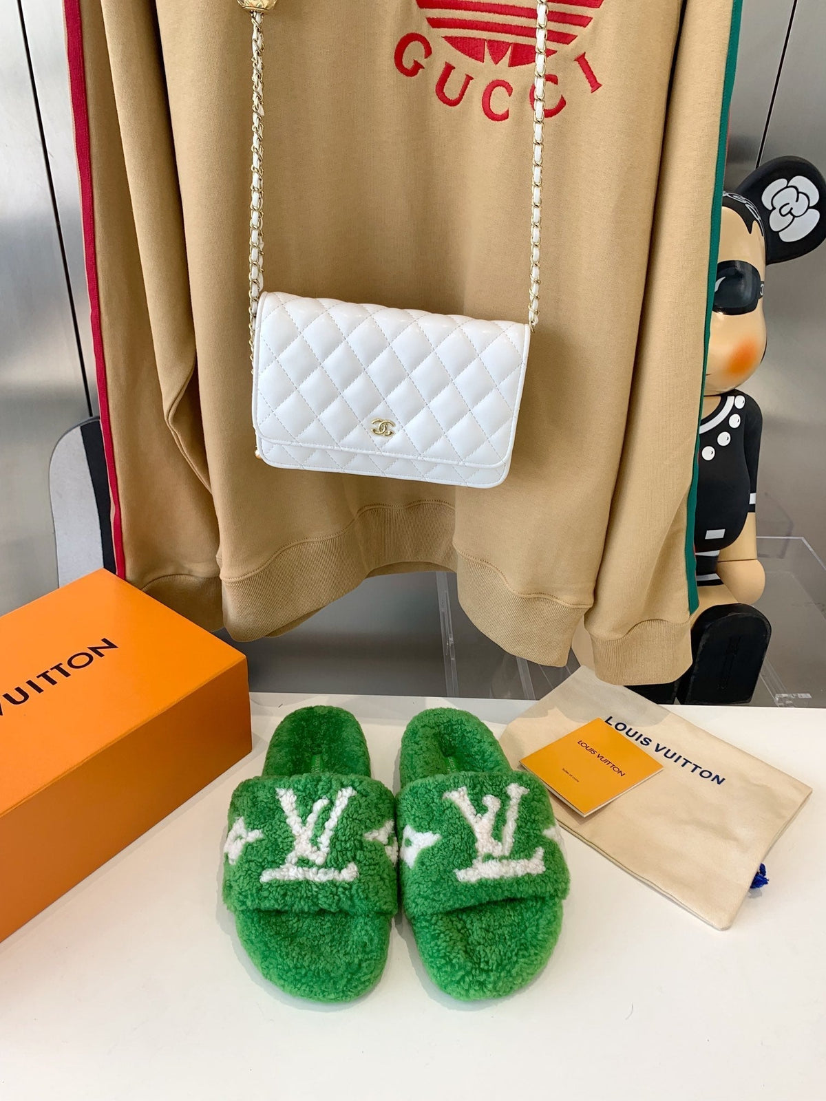 LV WOMEN'S PASEO FLAT SLIPPER IN GREEN FLEECE WITH WHITE LOGO