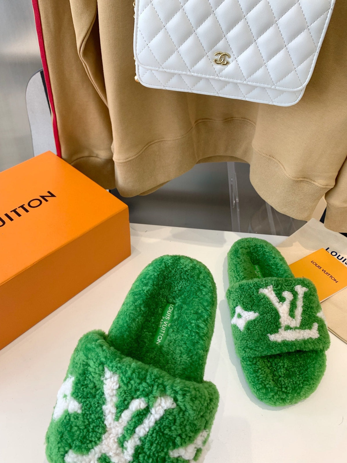 LV WOMEN'S PASEO FLAT SLIPPER IN GREEN FLEECE WITH WHITE LOGO