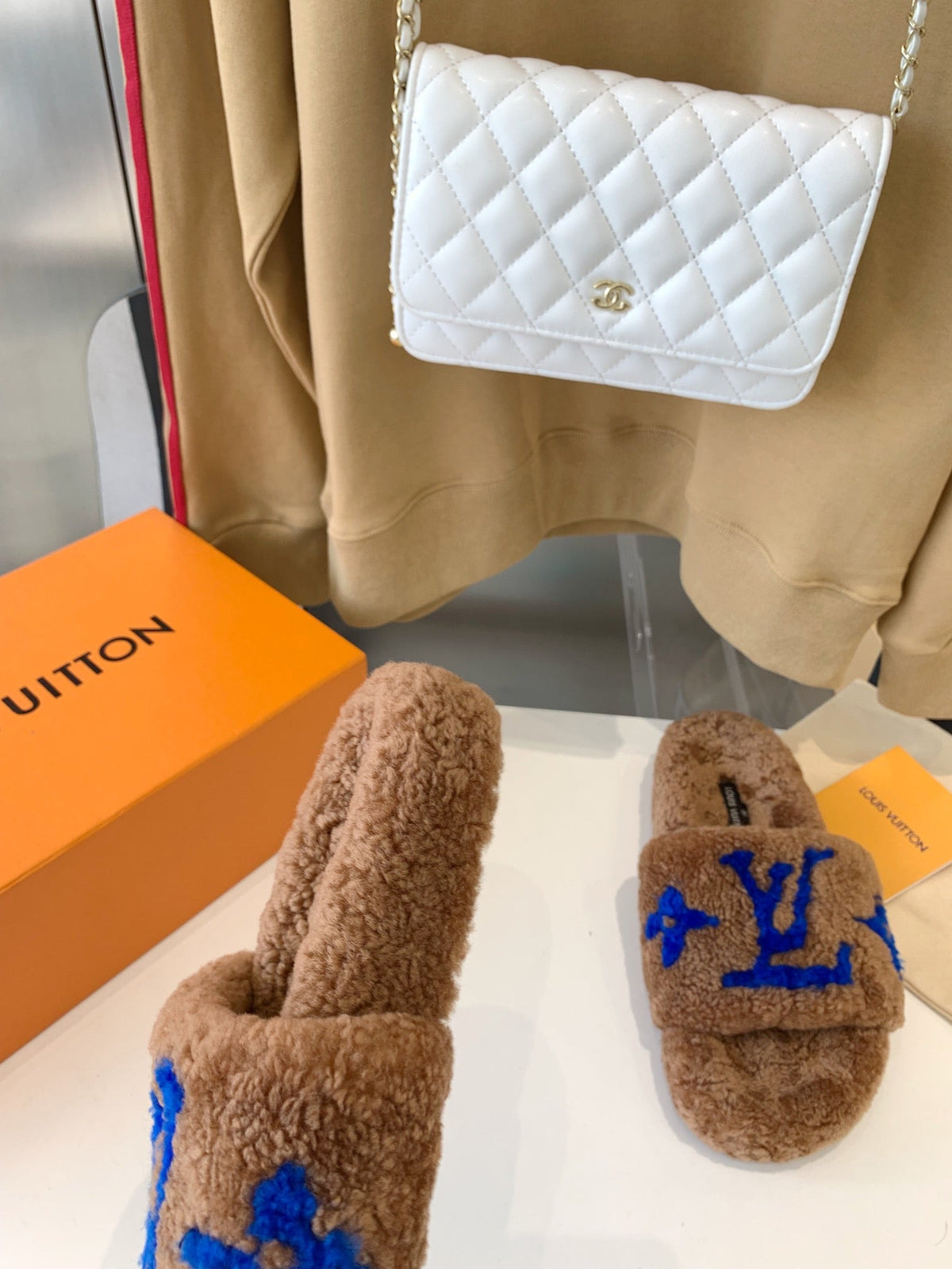 LV WOMEN'S PASEO FLAT SLIPPER IN BROWN FLEECE WITH BLUE LOGO