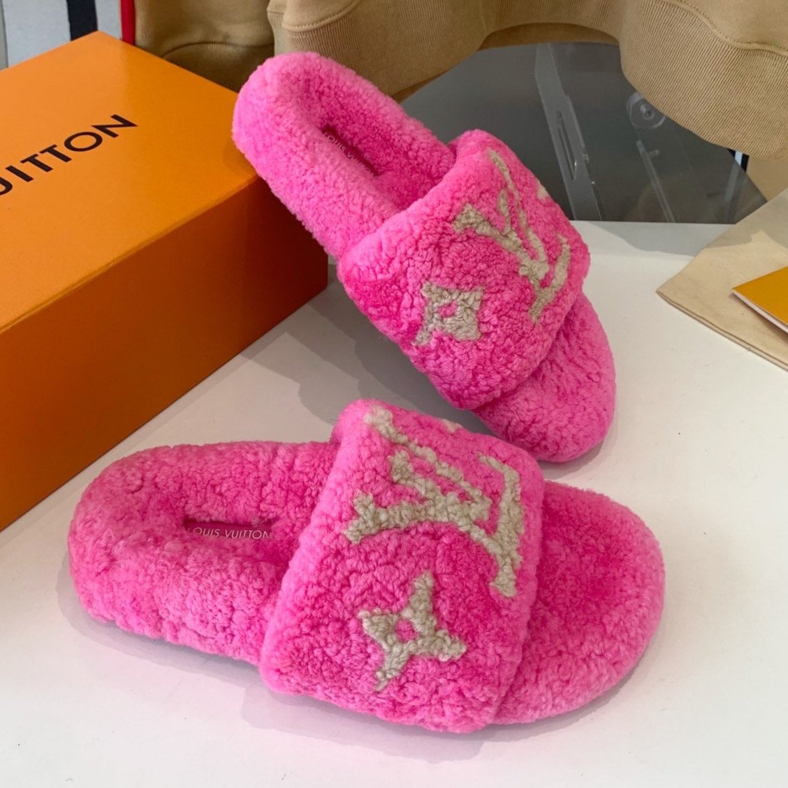 LV WOMEN'S PASEO FLAT SLIPPER IN BRIGHT PINK FLEECE WITH TAN BROWN LOGO