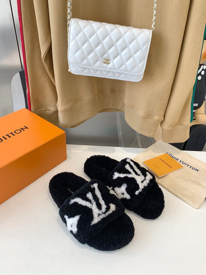 LV WOMEN'S PASEO FLAT SLIPPER IN BLACK FLEECE WITH WHITE LOGO