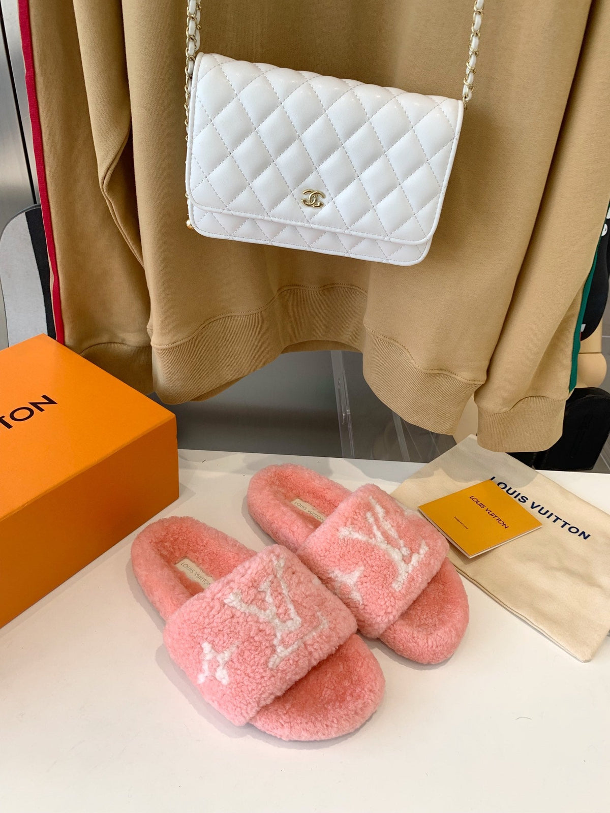 LV WOMEN'S PASEO FLAT SLIPPER IN LIGHT PINK FLEECE WITH WHITE LOGO