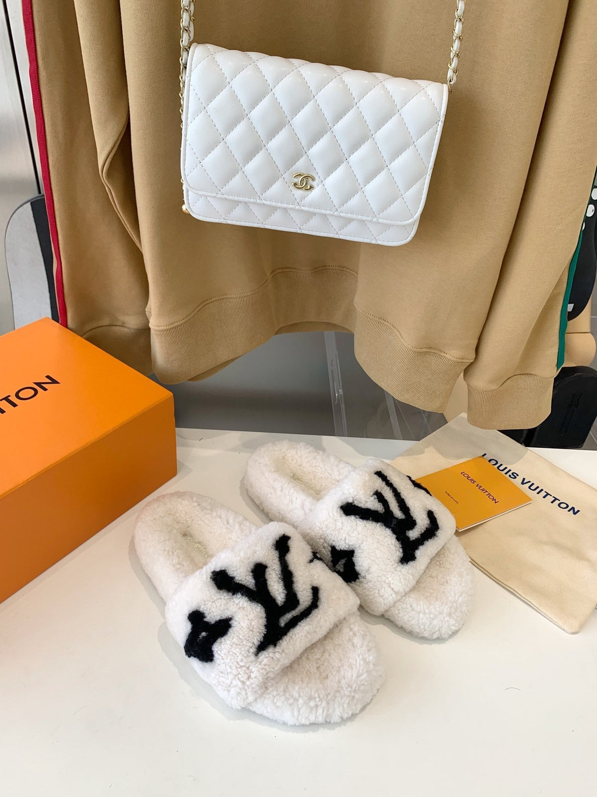 LV WOMEN'S PASEO FLAT SLIPPER IN WHITE FLEECE WITH BLACK LOGO