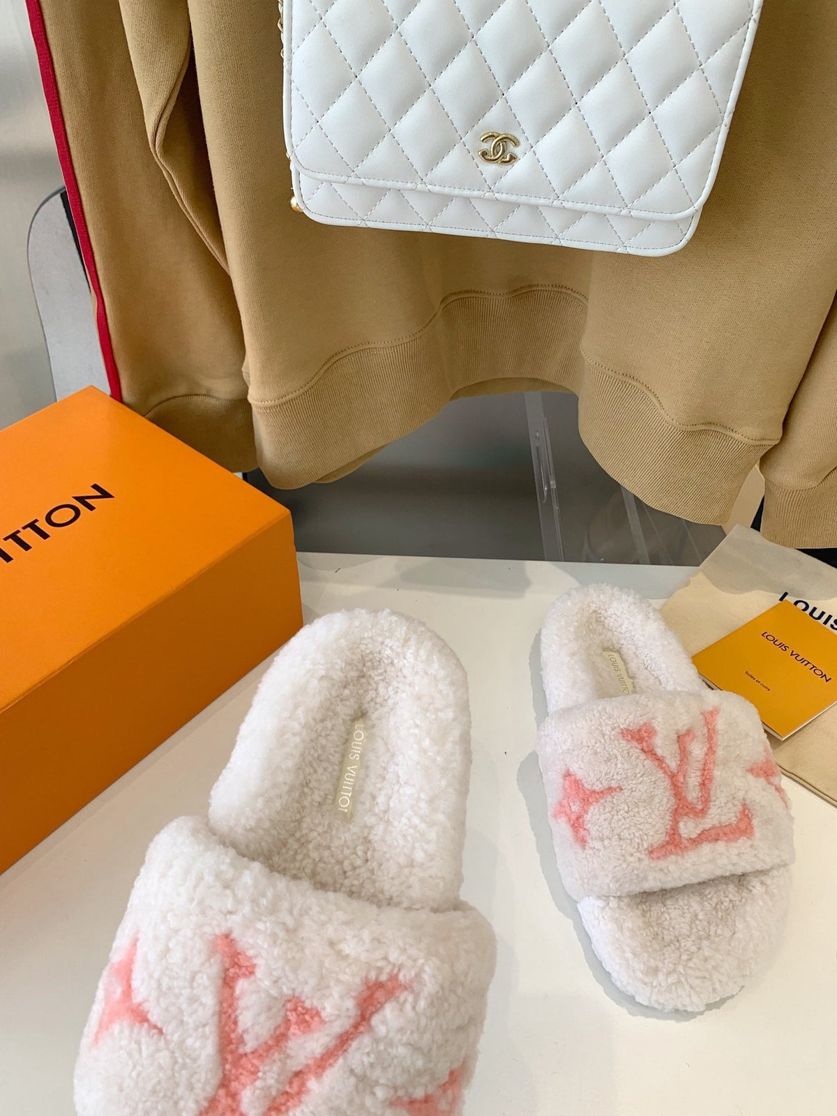 LV WOMEN'S PASEO FLAT SLIPPER IN WHITE FLEECE WITH LIGHT PINK LOGO