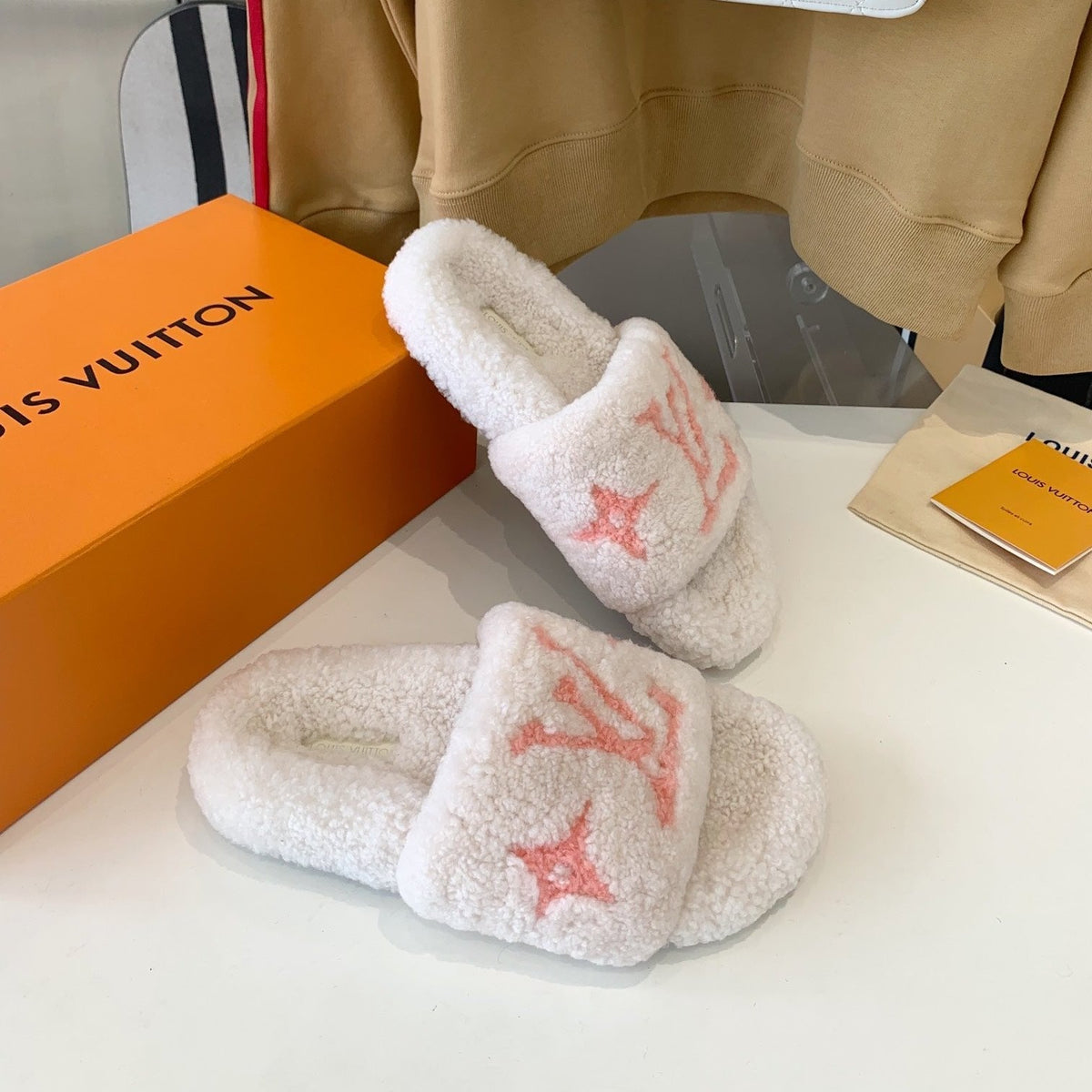 LV WOMEN'S PASEO FLAT SLIPPER IN WHITE FLEECE WITH LIGHT PINK LOGO