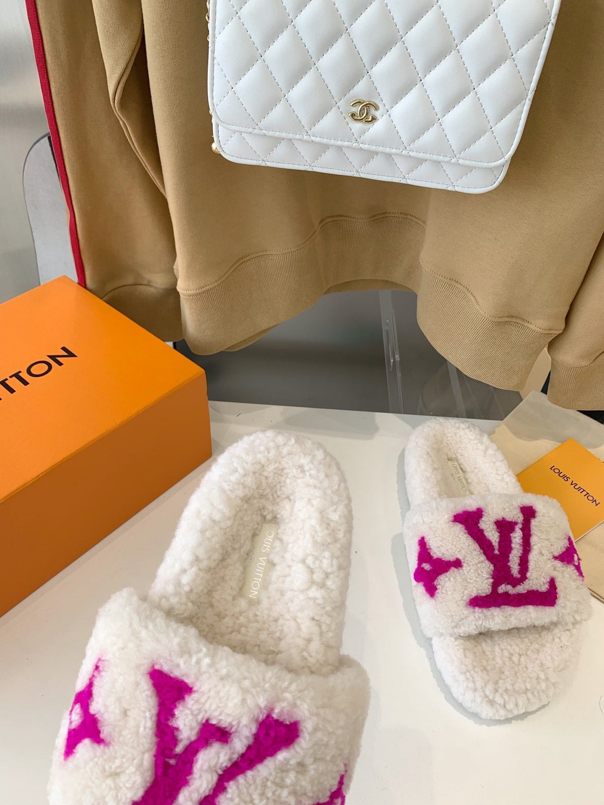 LV WOMEN'S PASEO FLAT SLIPPER IN WHITE FLEECE WITH PINK LOGO