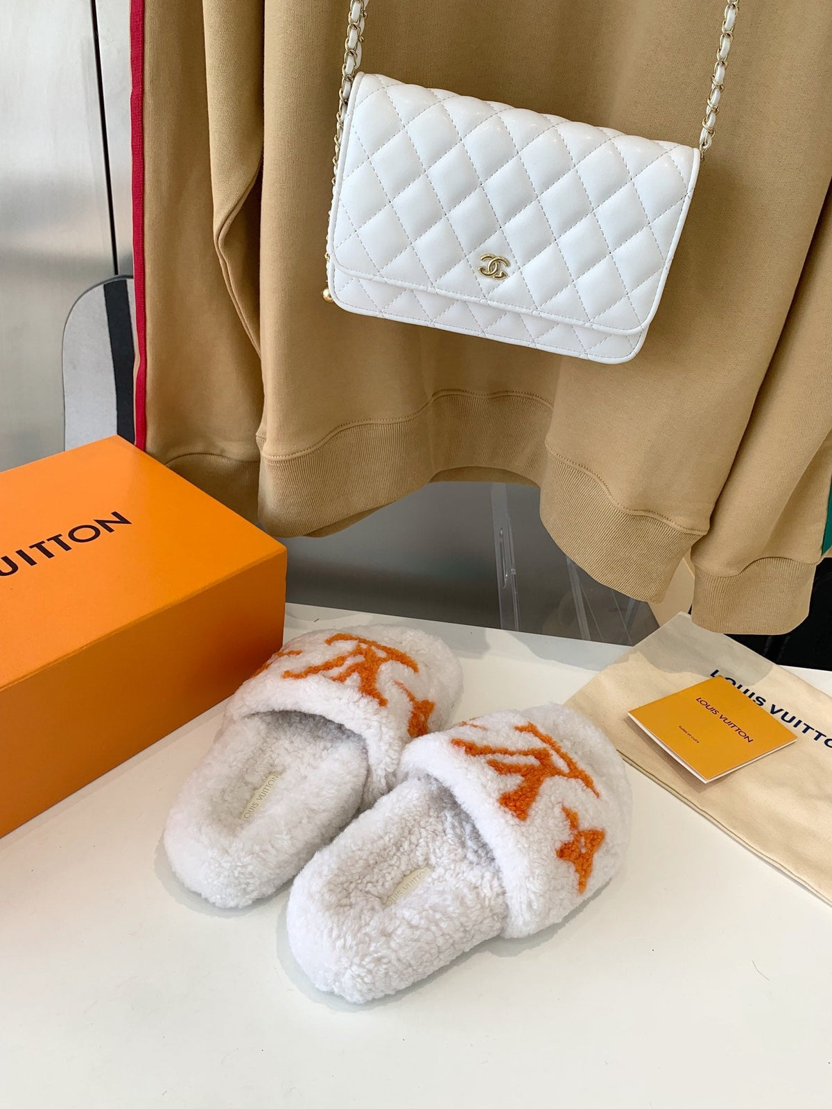 LV WOMEN'S PASEO FLAT SLIPPER IN WHITE FLEECE WITH ORANGE LOGO