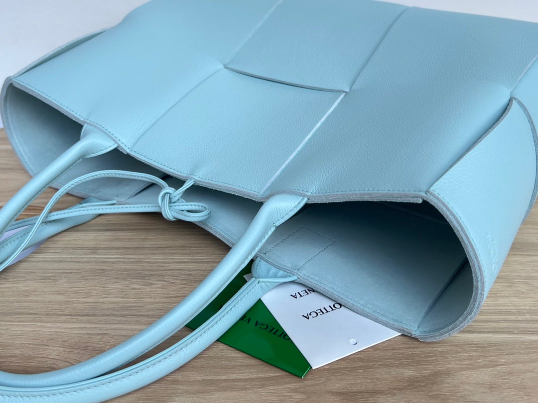 ARCO TOTE 36 IN SKY BLUE CALFSKIN