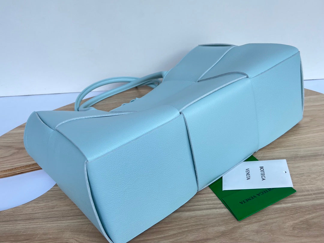 ARCO TOTE 36 IN SKY BLUE CALFSKIN