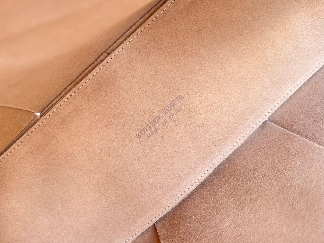ARCO TOTE 36 IN TAN BROWN CALFSKIN