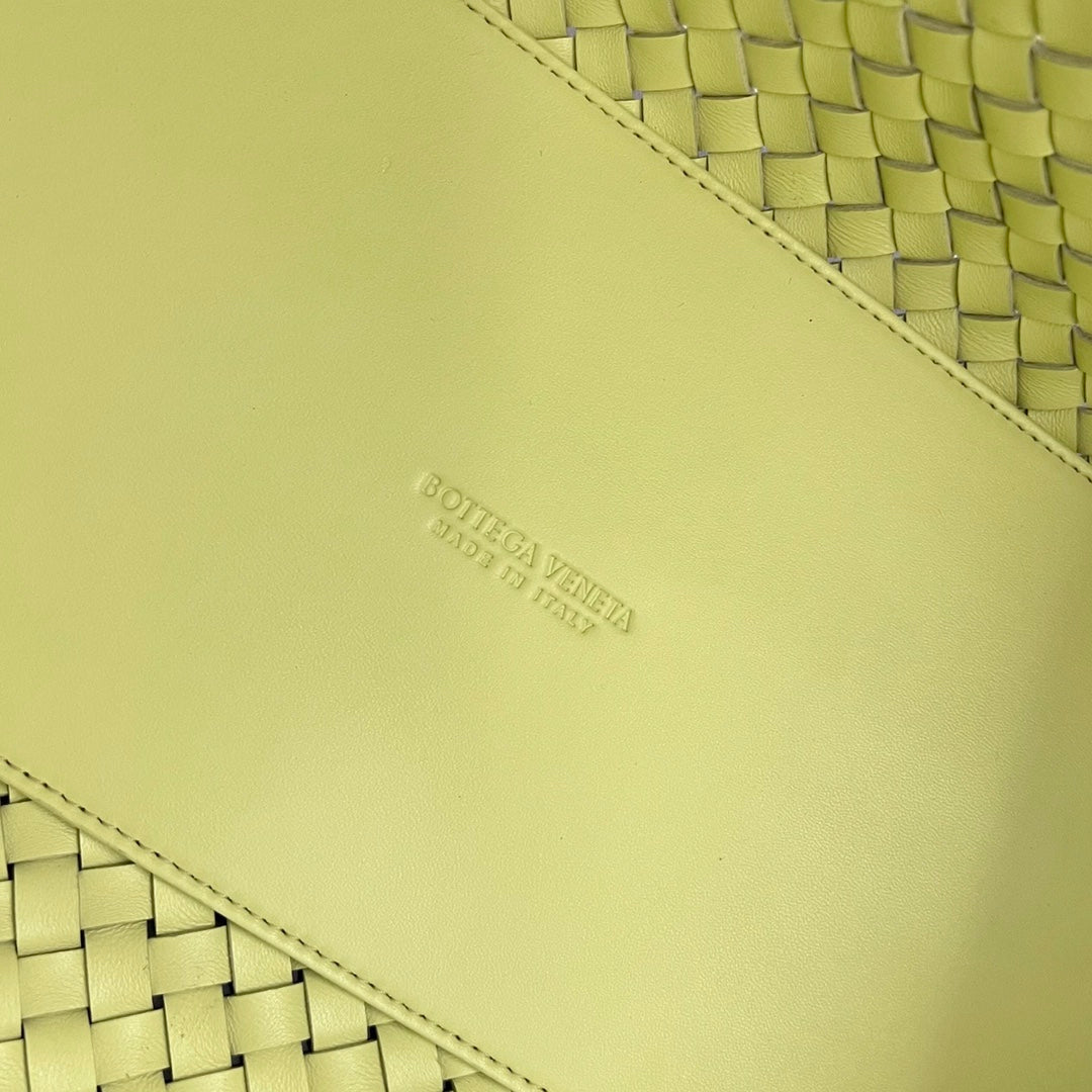 LARGE CABAT 51 IN PASTEL YELLOW LAMBSKIN