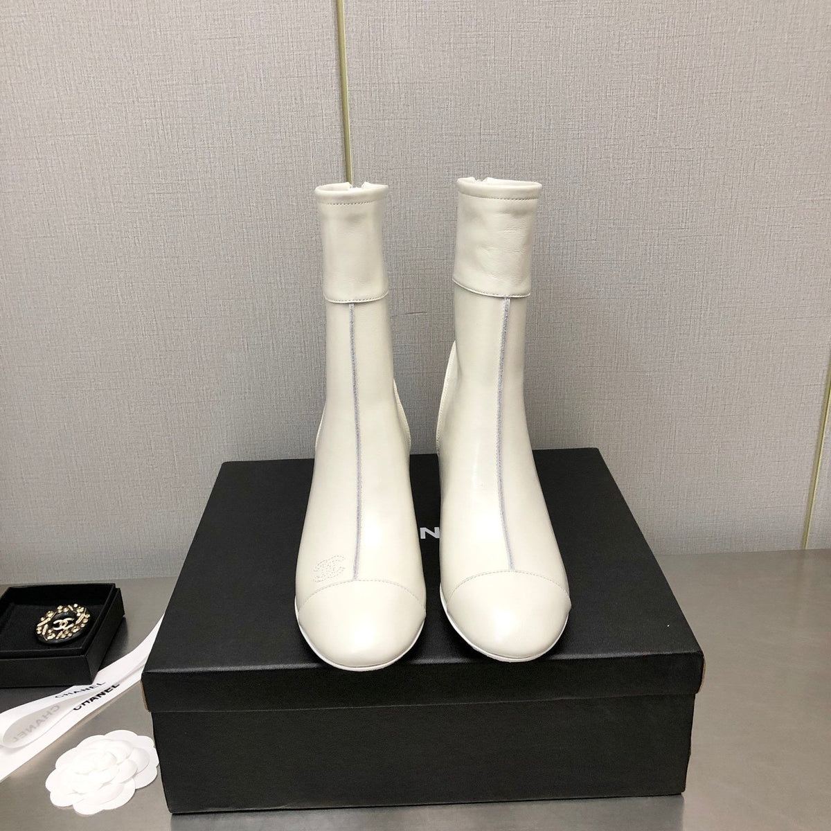 BLOCK HEEL ANKLE BOOTS IN WHITE CALFSKIN