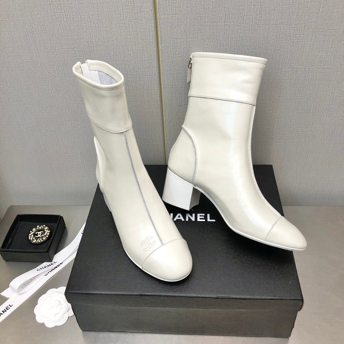 BLOCK HEEL ANKLE BOOTS IN WHITE CALFSKIN