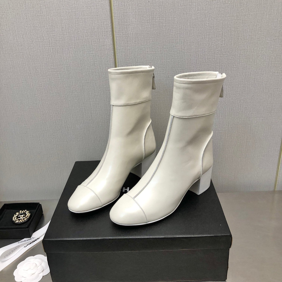 BLOCK HEEL ANKLE BOOTS IN WHITE CALFSKIN
