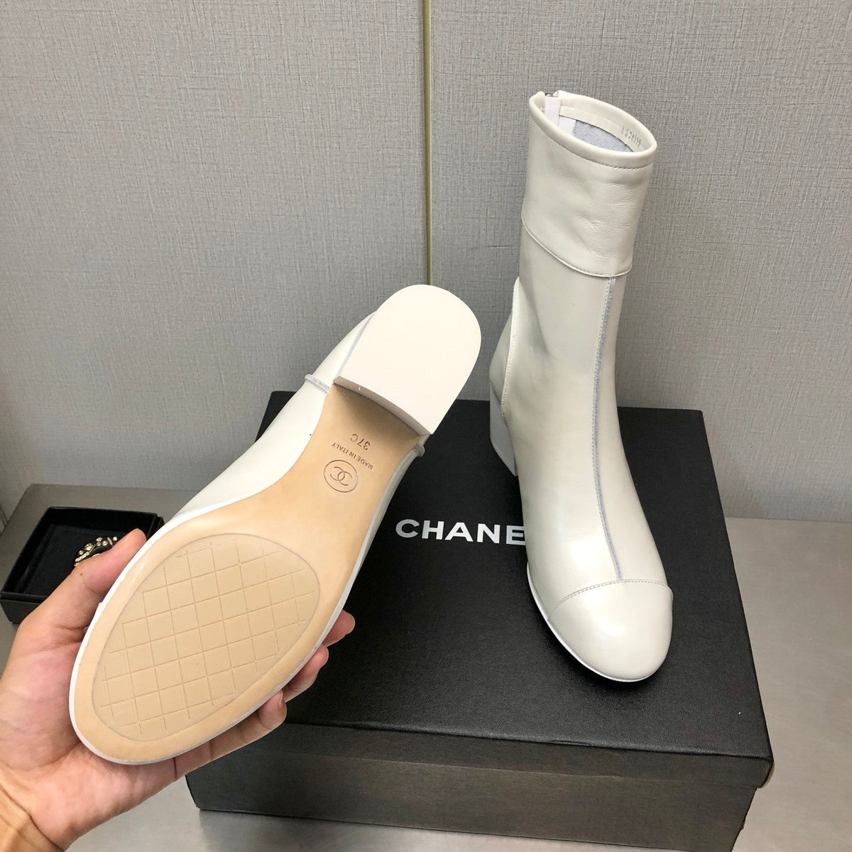 BLOCK HEEL ANKLE BOOTS IN WHITE CALFSKIN