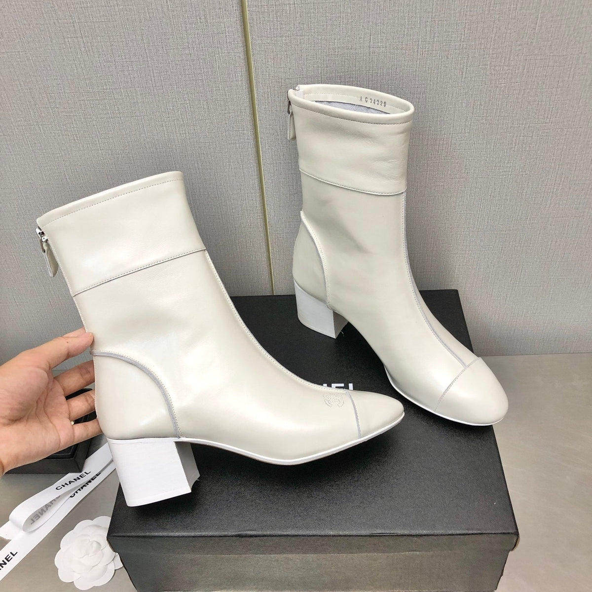 BLOCK HEEL ANKLE BOOTS IN WHITE CALFSKIN