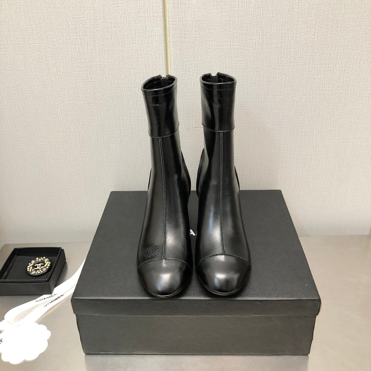 BLOCK HEEL ANKLE BOOTS IN BLACK CALFSKIN