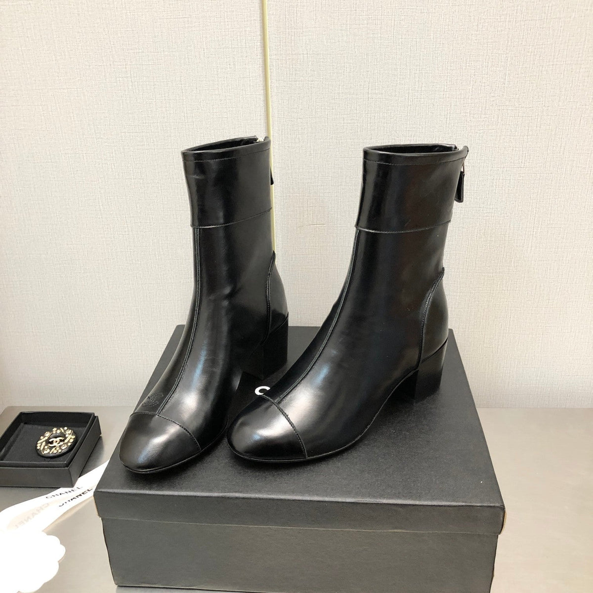 BLOCK HEEL ANKLE BOOTS IN BLACK CALFSKIN