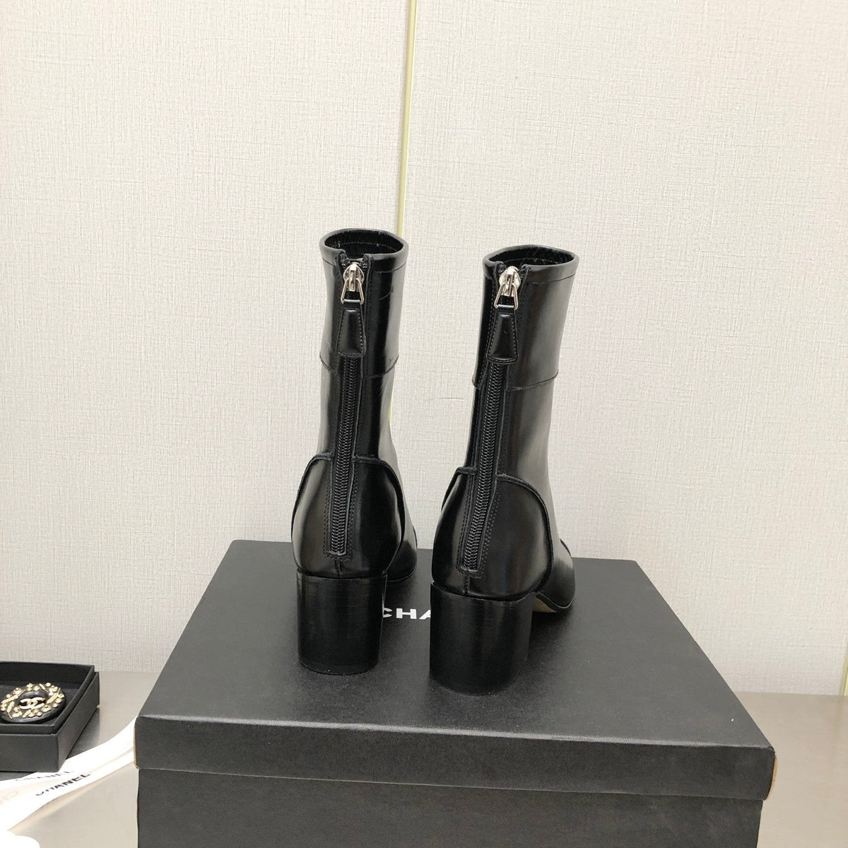 BLOCK HEEL ANKLE BOOTS IN BLACK CALFSKIN