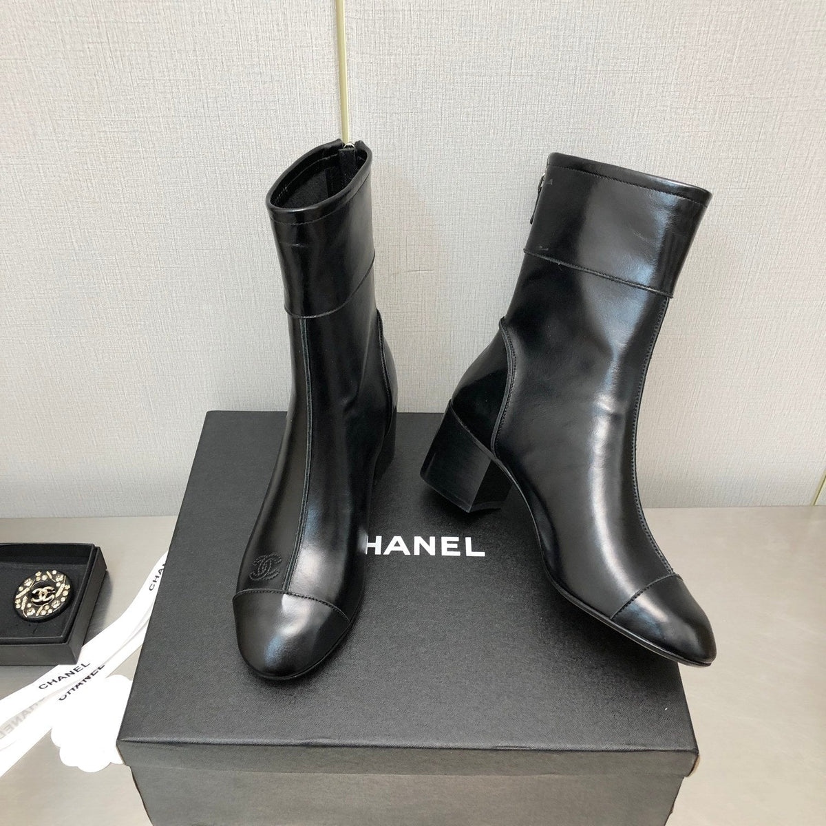 BLOCK HEEL ANKLE BOOTS IN BLACK CALFSKIN