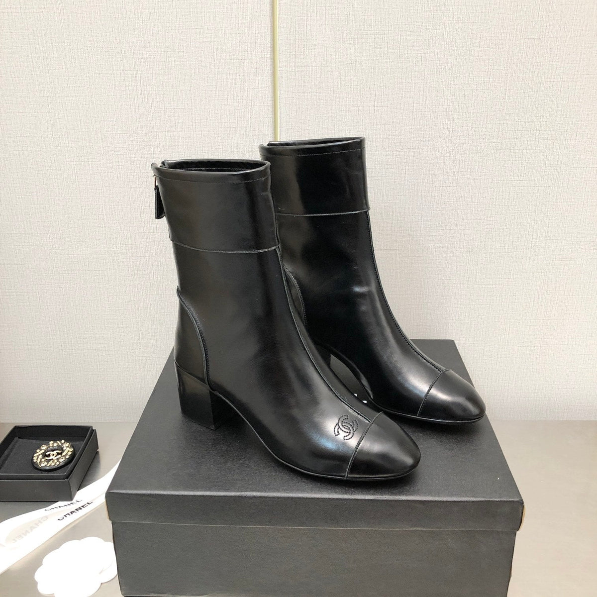 BLOCK HEEL ANKLE BOOTS IN BLACK CALFSKIN