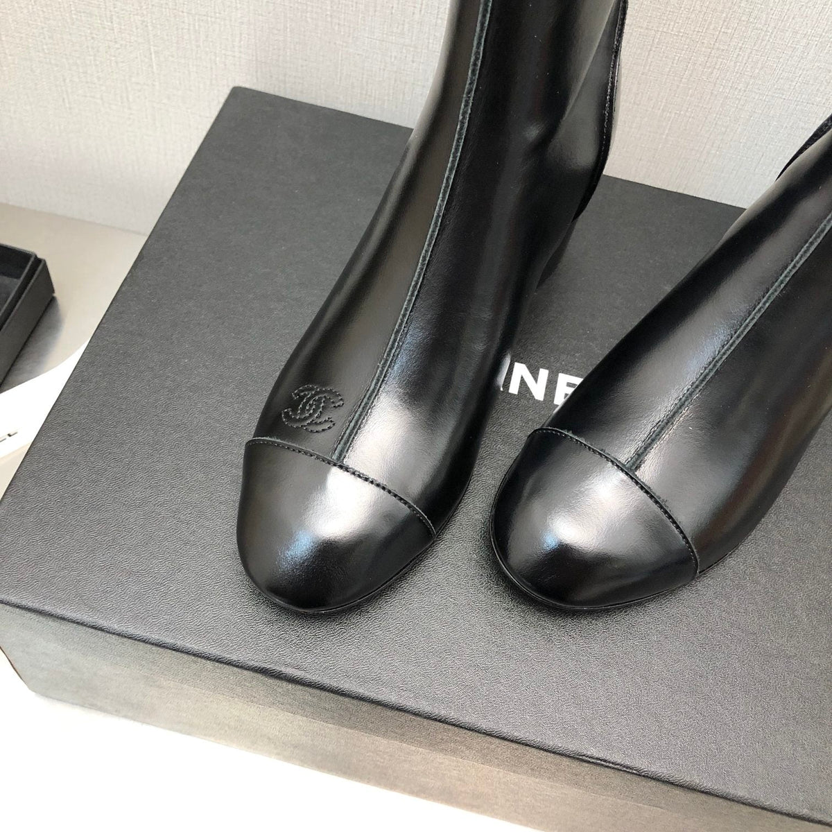 BLOCK HEEL ANKLE BOOTS IN BLACK CALFSKIN