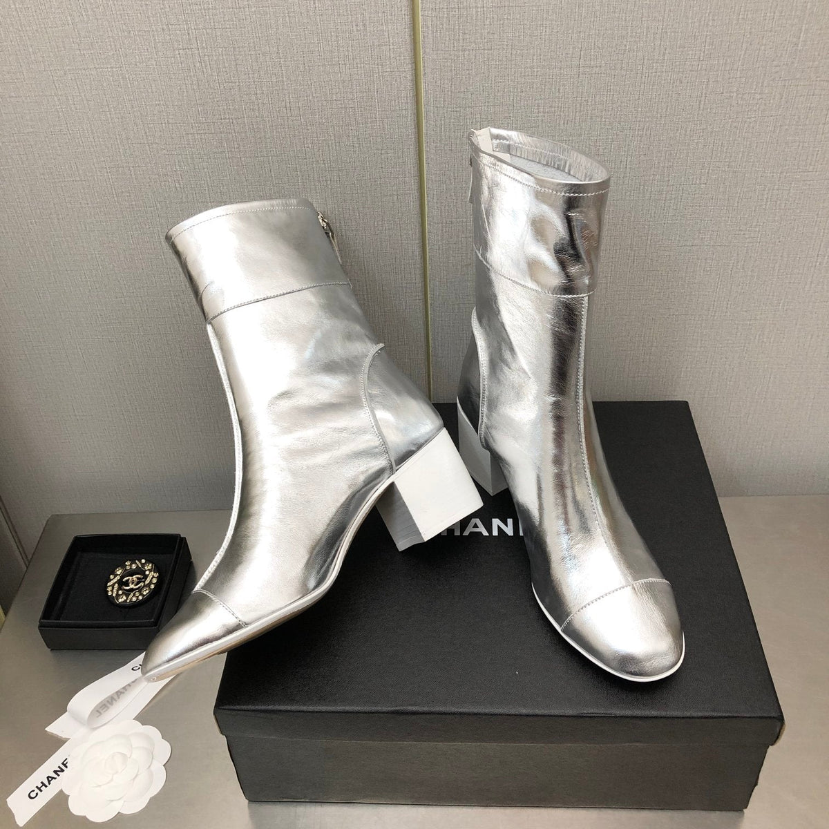BLOCK HEEL ANKLE BOOTS IN SILVER CALFSKIN